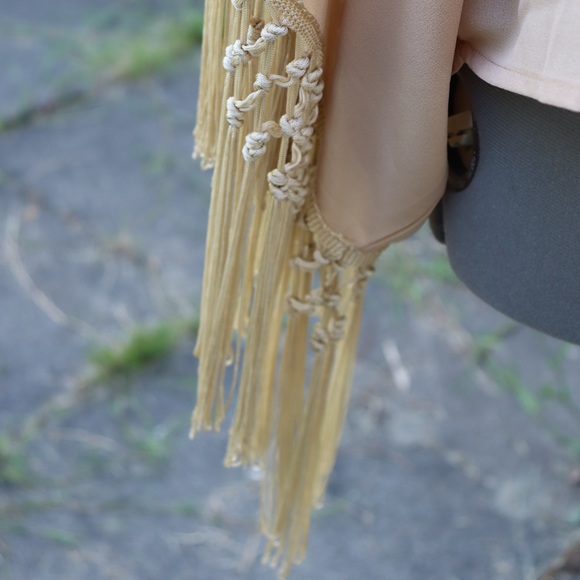 Umgee Open Back Shawl With Macrame Fringe - Picture 4 of 7